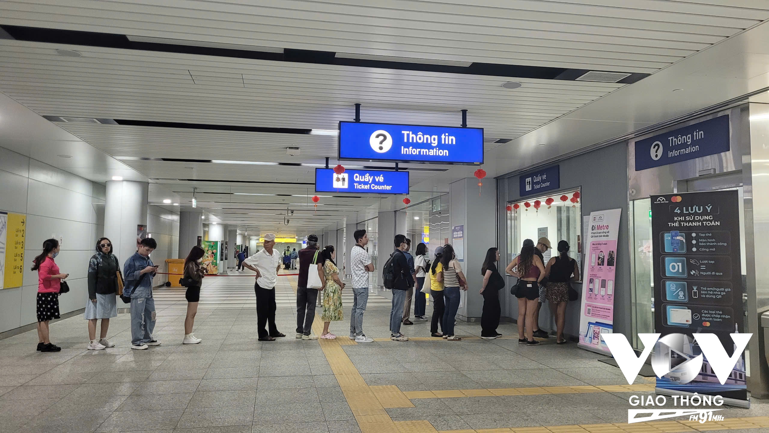 Hành khách xếp hàng mua vé giấy và mua qua app
