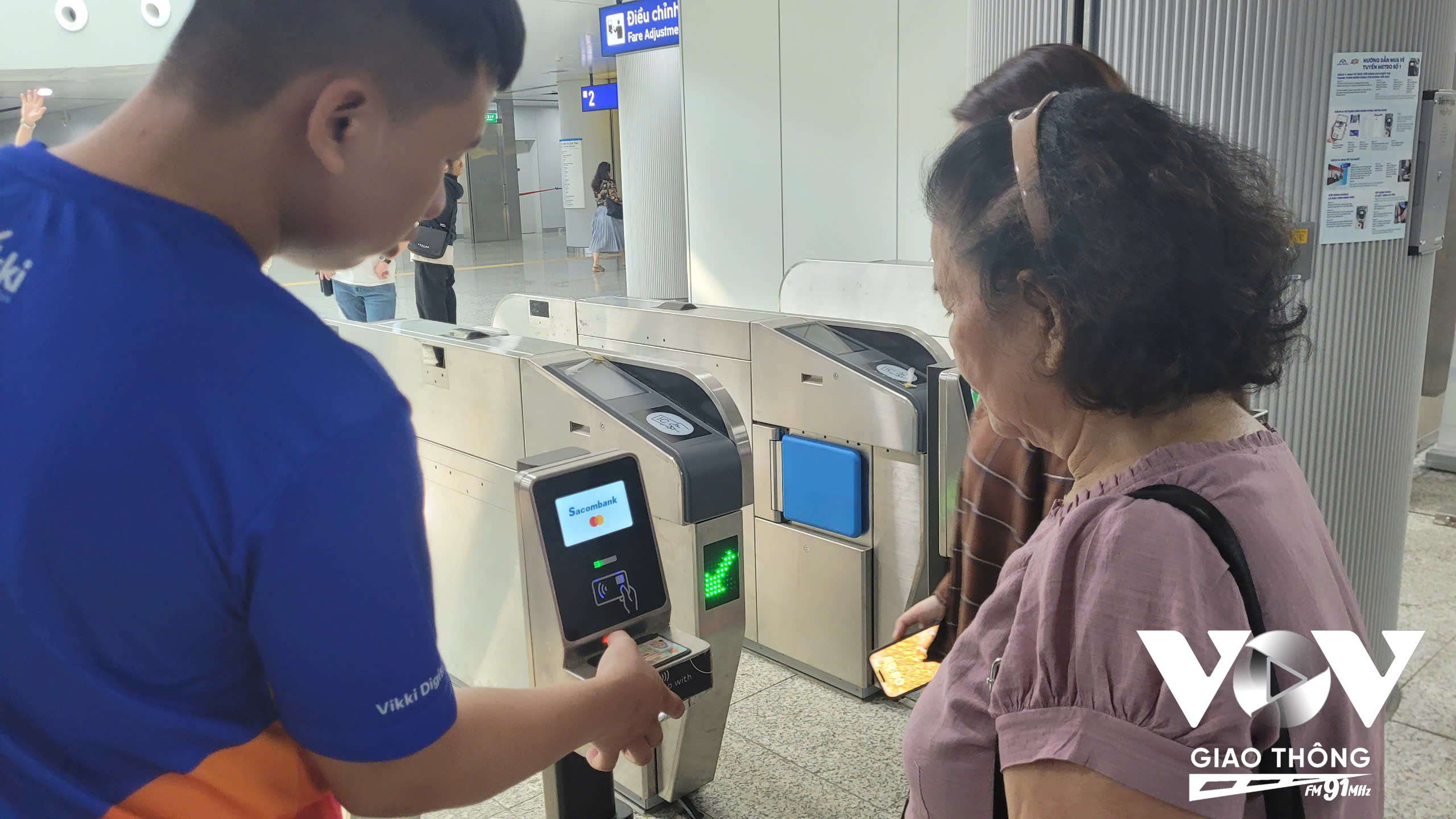 Người cao tuổi mong muốn có sổ tay hướng dẫn đi tàu điện