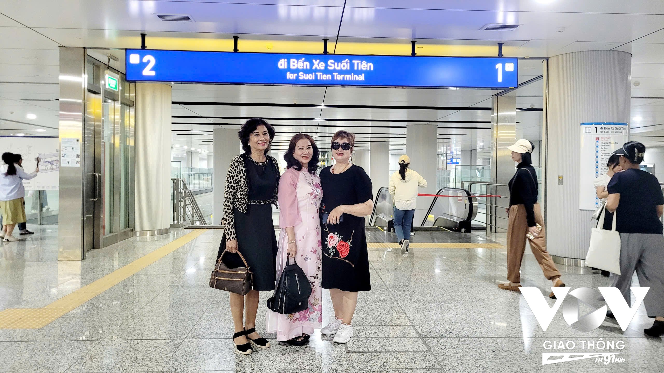 Nhiều người chọn tàu điện để du xuân đầu năm