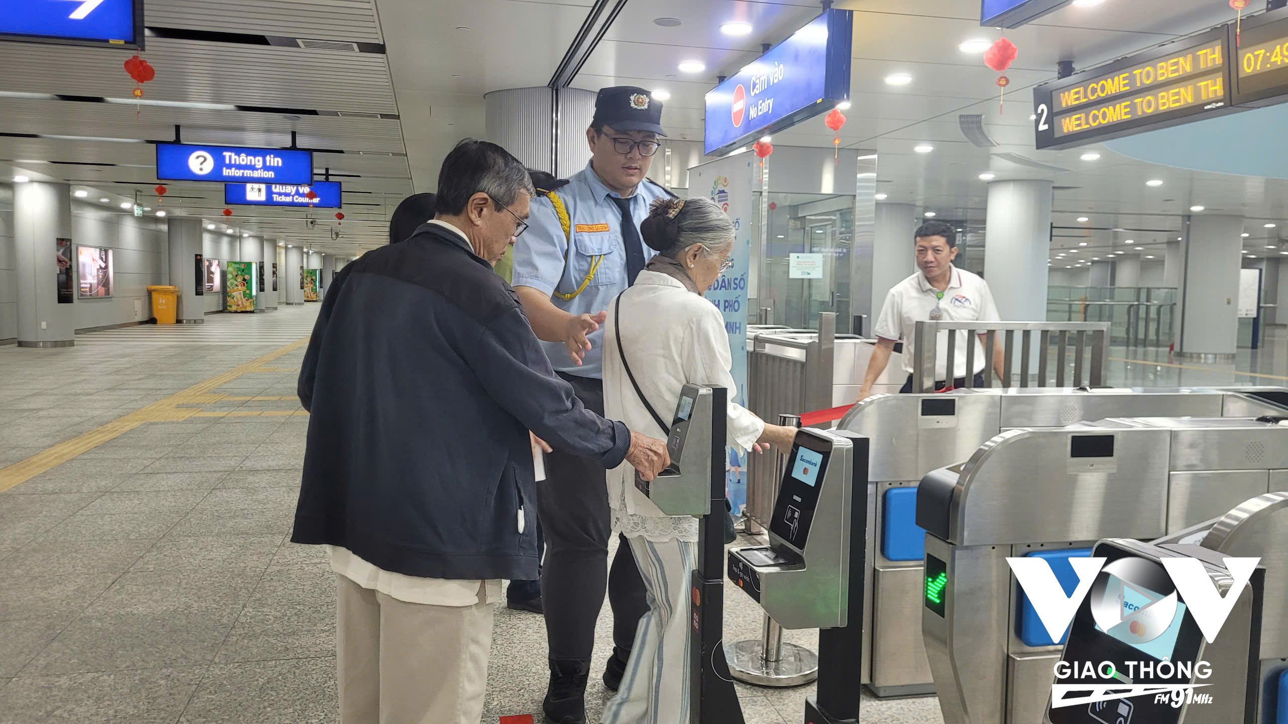 Việc miễn phí vé cho hành khách trên 60 tuổi giúp ông bà có cơ hội tiếp cận với tàu điện
