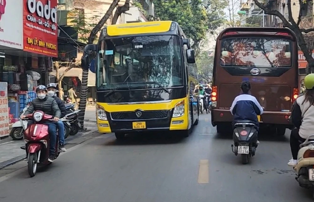Bắt đầu từ tháng 3/2025, Hà Nội sẽ thí điểm hạn chế xe ô tô trên 16 chỗ vào phố cổ. Ảnh: Sài Gòn giải phóng