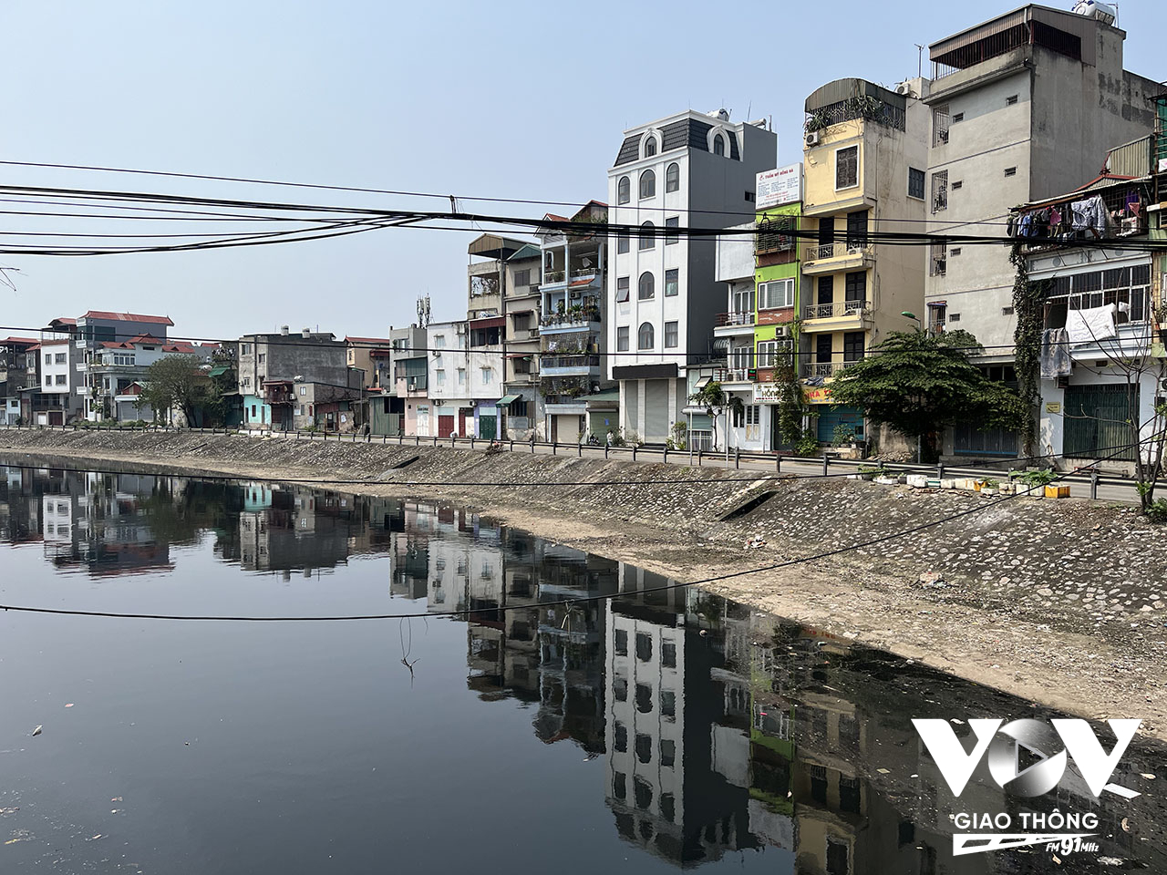 Một đoạn sông Tô Lịch chảy qua địa bàn huyện Thanh Trì với làn nước đen đặc và bốc mùi hôi thối nồng nặc, từ xa đã cảm nhận được. Ảnh: Quang Hùng