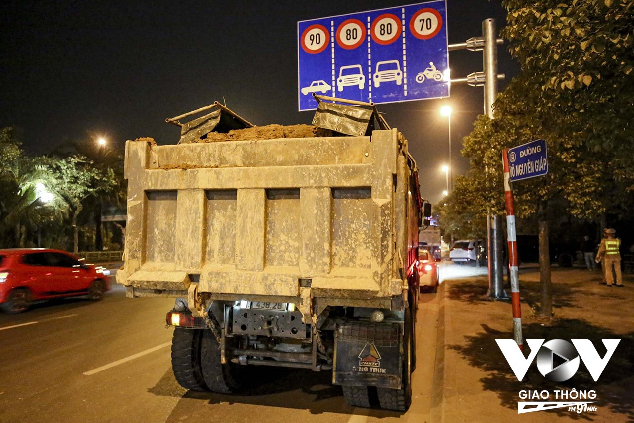 Theo Đại tá Trần Đình Nghĩa, vi phạm tải trọng là một trong sáu nhóm hành vi trọng điểm mà Cục CSGT (Bộ Công an) xác định cần tập trung xử lý. Để ngăn chặn tình trạng né tránh kiểm tra, Phòng CSGT Hà Nội đã xây dựng phương án chặt chẽ, triển khai lực lượng vào những thời điểm, tuyến đường mà các lái xe không lường trước được. Trong đó, yếu tố bất ngờ đặt lên hàng đầu với mục tiêu là không để vi phạm có cơ hội đối phó, đồng thời xử lý nghiêm các trường hợp cố tình vi phạm, gây nguy cơ mất an toàn giao thông nhưng vẫn đảm bảo được an toàn cho người dân và các chiến sĩ khi làm nhiệm vụ.
