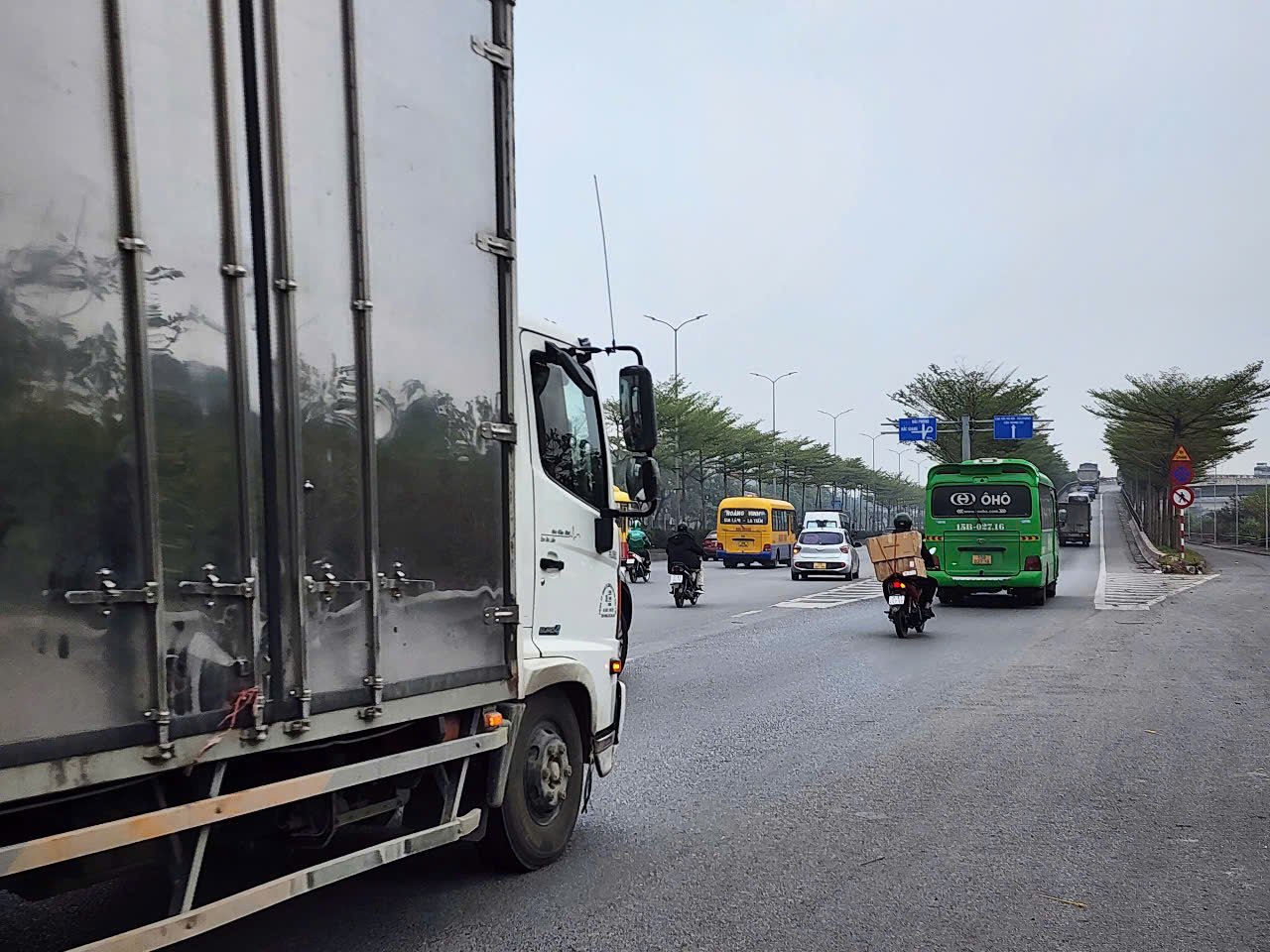 Lối lên đường dẫn cầu Thanh Trì đi QL5