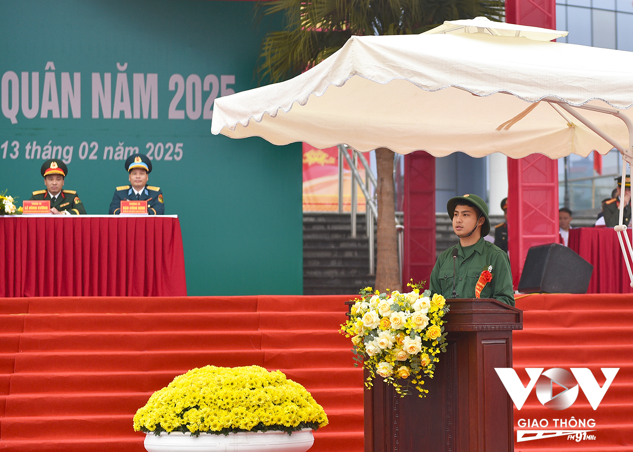 Tân binh Ngô Quang Tú đại diện các thanh niên nhập ngũ đợt này của huyện Đông Anh.
