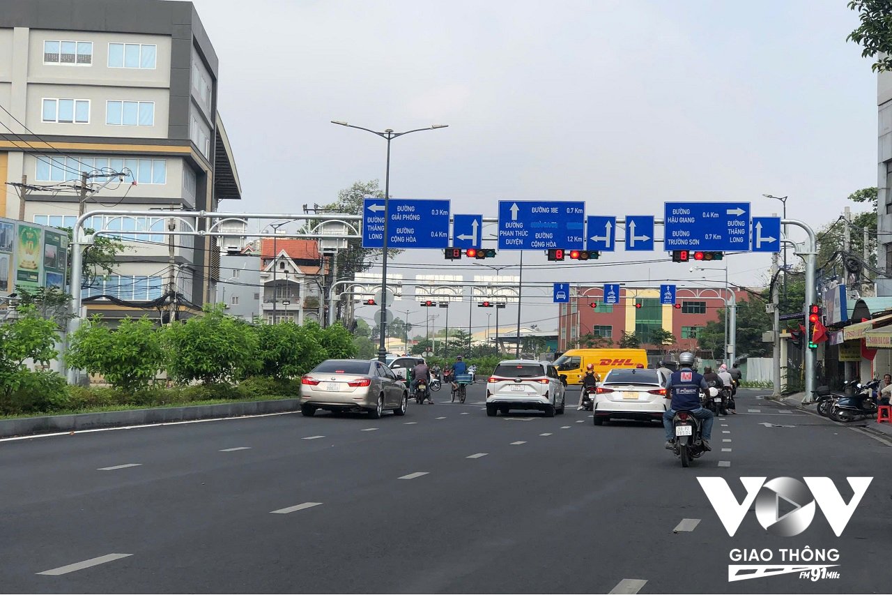 Tuyến đường Phan Thúc Duyện nối dài, qua nhà ga T3 sân bay Tân Sơn Nhất, tới đường Cộng Hòa (TP.HCM) tại gần ngã ba với đường Trường Chinh đang được khẩn trương hoàn thành toàn tuyến