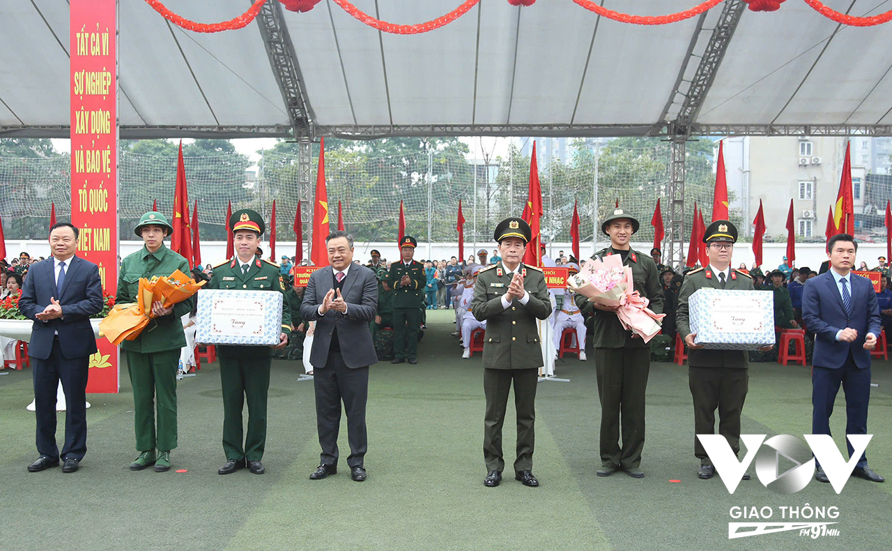 Chủ tịch UBND TP Hà Nội Trần Sỹ Thanh động viên tân binh lên đường nhập ngũ.