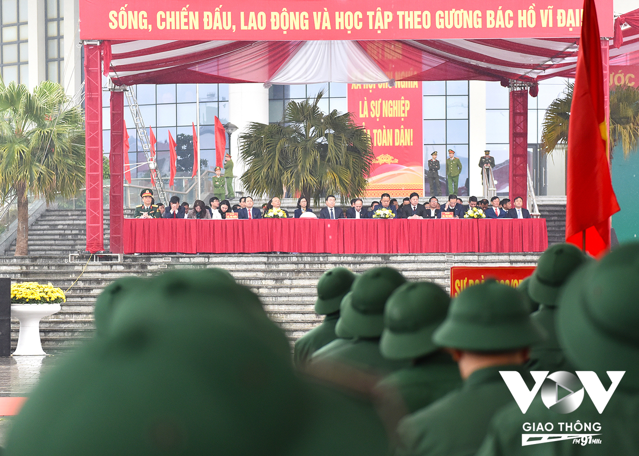 Còn tại huyện Đông Anh, ngay từ sáng sớm, hàng trăm tân binh cũng đã có mặt đầy đủ để chuẩn bị lên đường làm nhiệm vụ.