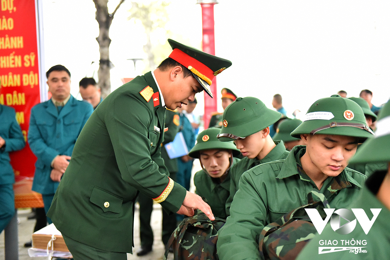 Chỉnh trang tác phong, điều lệnh trước khi lên đường nhập ngũ.