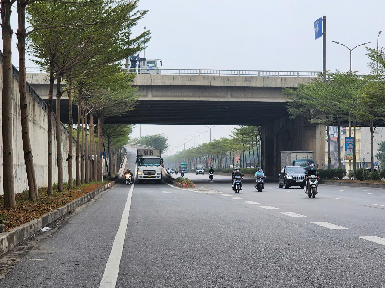 Lối xuống đường dẫn cầu Thanh Trì đi QL5