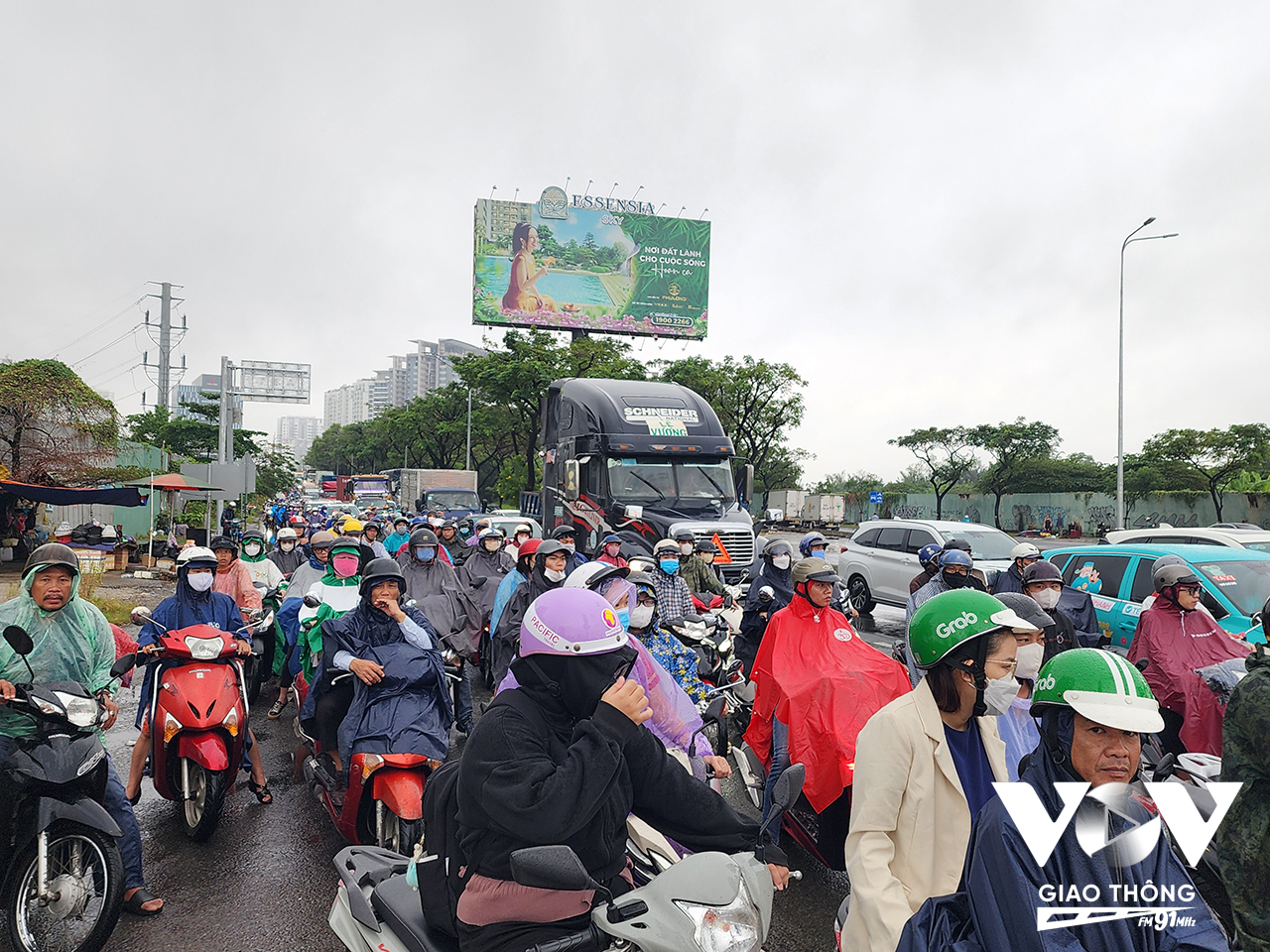 Các phương tiện di chuyển khó khăn, nhất là vào các khung giờ cao điểm trên trục đường Nguyễn Hữu Thọ, hướng từ Nhà Bè qua quận 7.