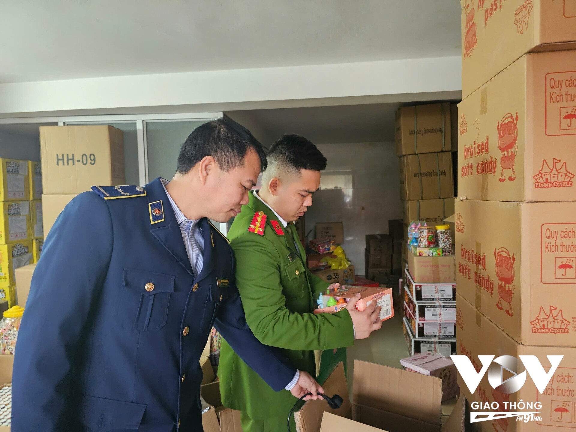 Cơ quan chức năng kiểm tra cơ sở sản xuất bánh kẹo ở La Phù, xử lý và thu giữ hàng trăm gói bánh, kẹo không rõ nguồn gốc, xử phạt gần 20 triệu đồng.