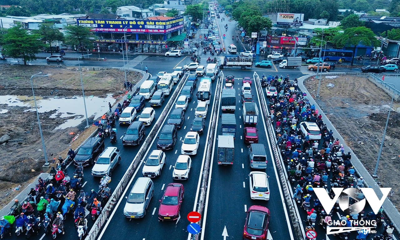 Dưới hầm thì ngập nước, trên đường thì kẹt xe.