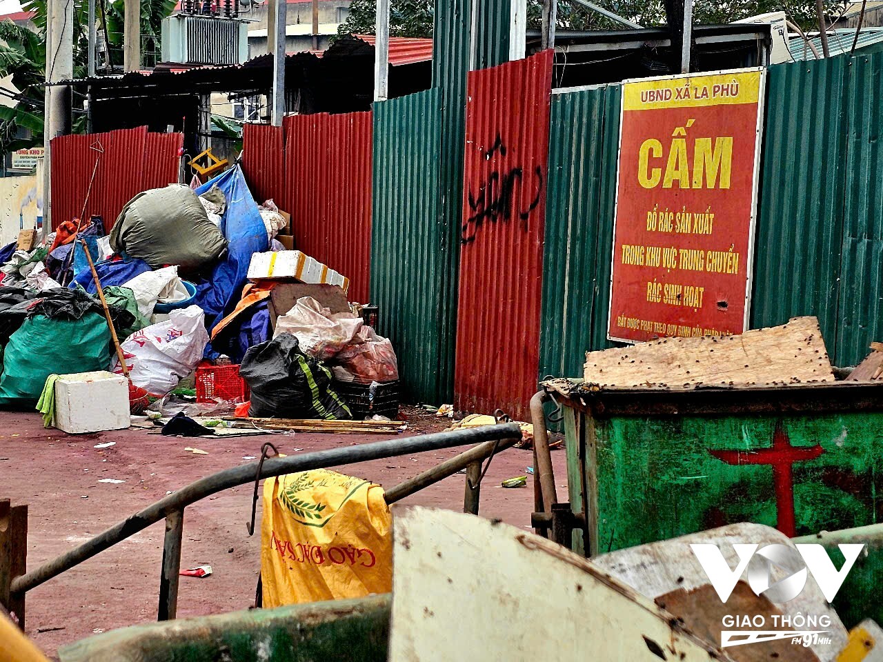Mặc dù đã có biển cấm, tuy nhiên nơi đây vẫn trở thành nơi tập kết rác của các cơ sở sản xuất bánh kẹo trên địa bàn xã La Phù