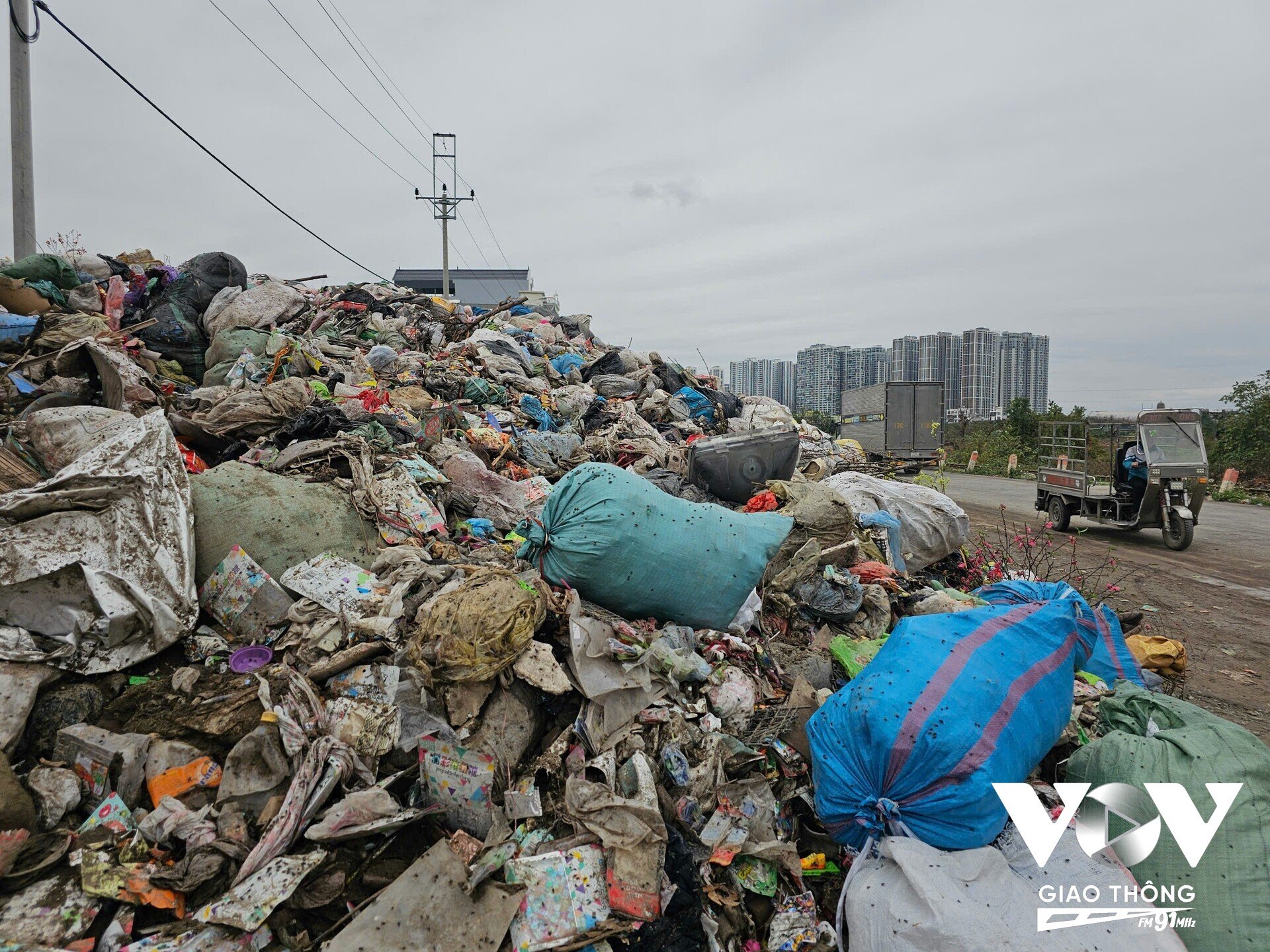 Núi rác thải bánh kẹo tại xã La Phù