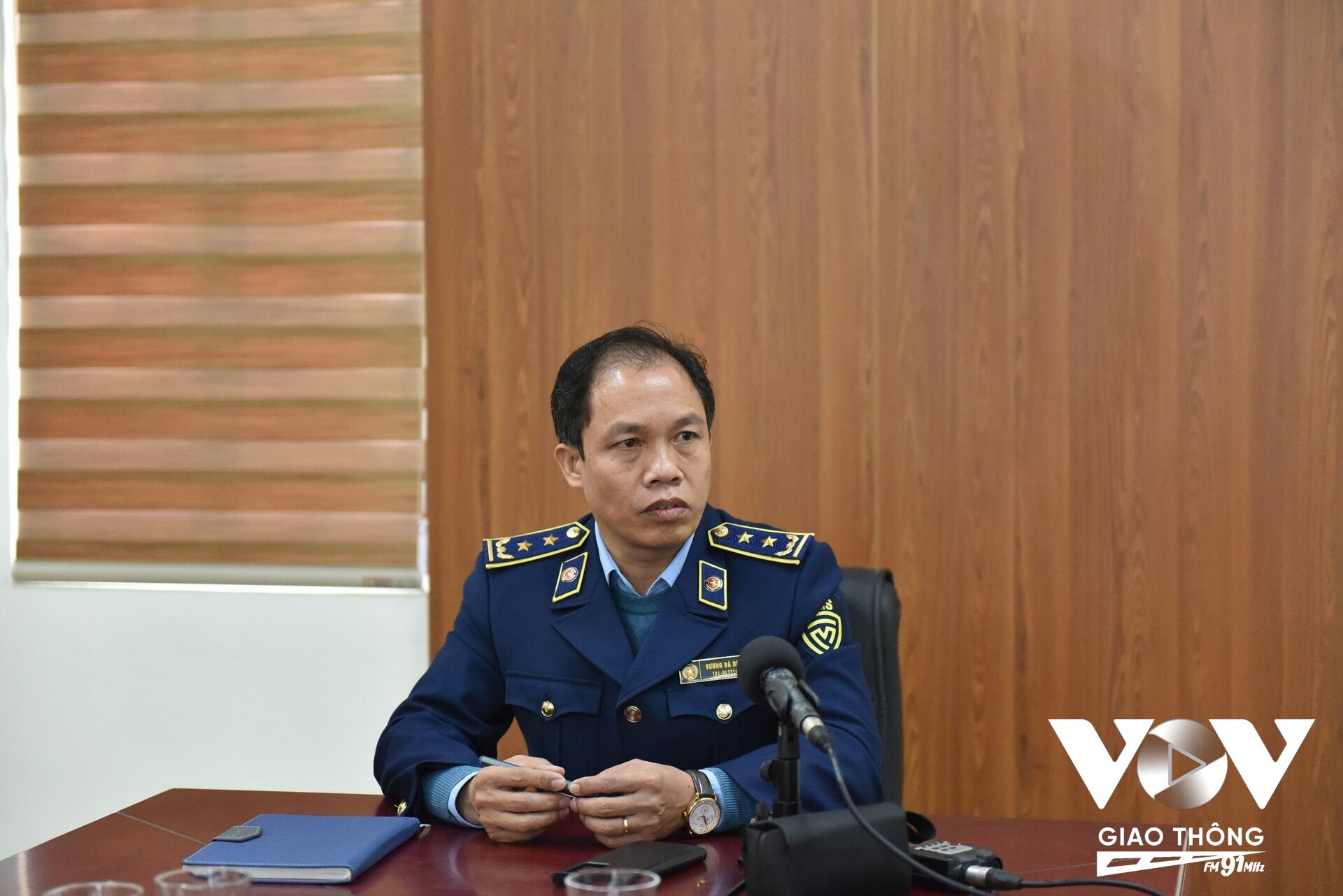 Ông Vương Bá Dũng, Đội trưởng đội QLTT số 24 cho biết, đống bánh kẹo bị đổ ra bãi rác có thể là của các cơ sở sản xuất trên địa bàn không lưu thông được số hàng hóa này