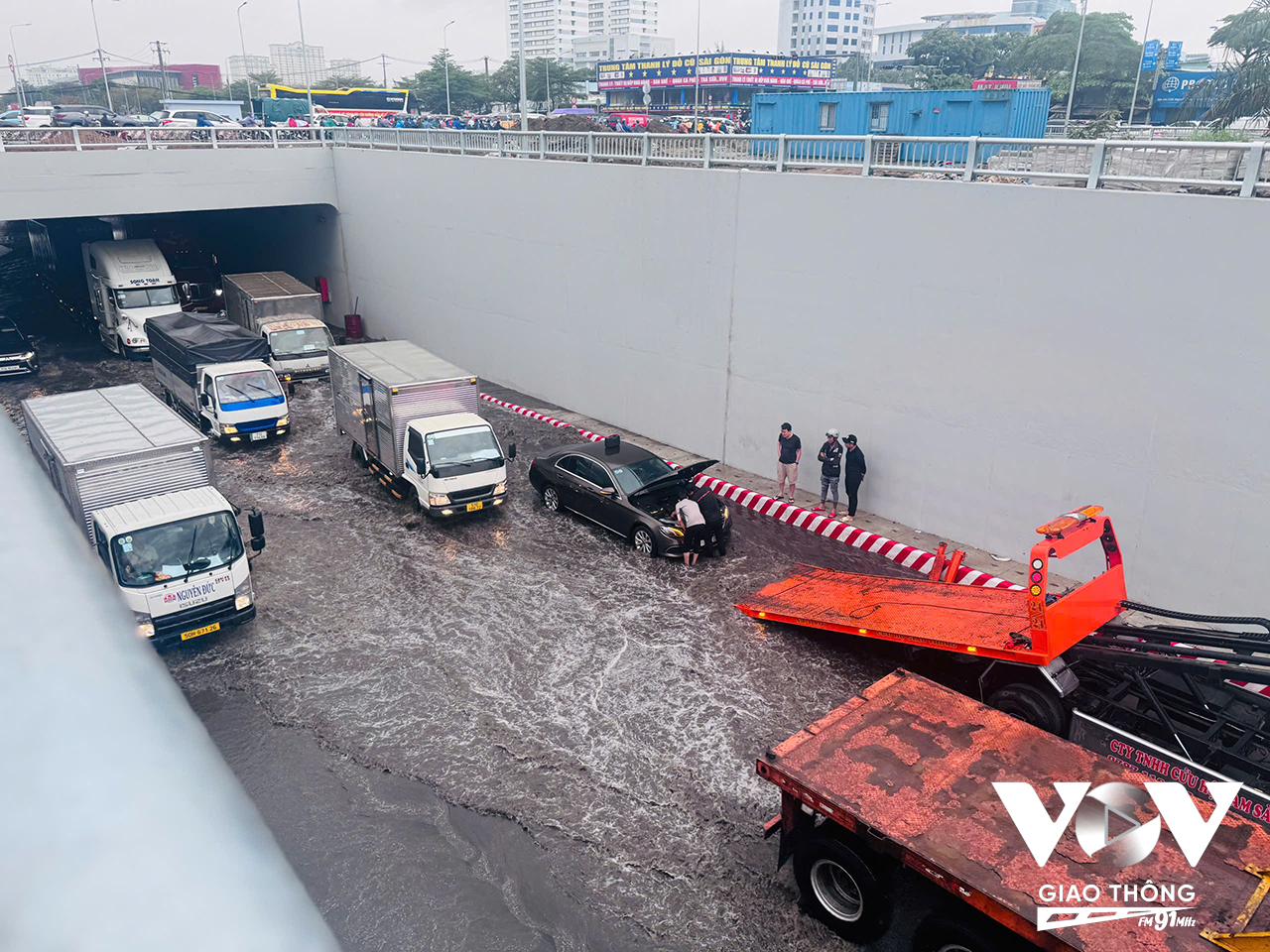 Xe ô tô bị chết máy trong hầm chui (HC1) Nguyễn Văn Linh - Nguyễn Hữu Thọ sáng ngày 13-02-2025