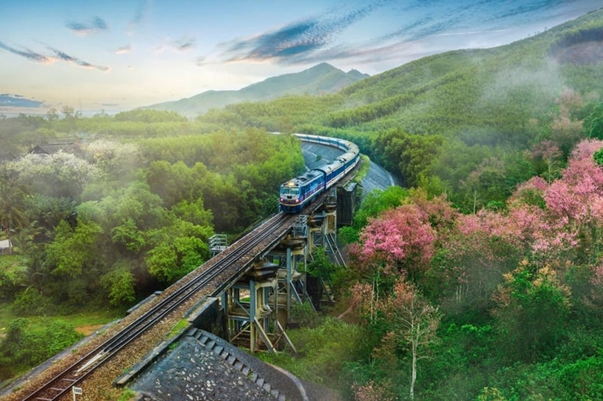 Dự án tuyến đường sắt Lào Cai-Hà Nội-Hải Phòng sẽ cùng với các tuyến vận tải đường sắt hiện hữu nâng cao năng lực cạnh tranh cho ngành đường sắt. Ảnh: Tổng công ty Đường sắt Việt Nam