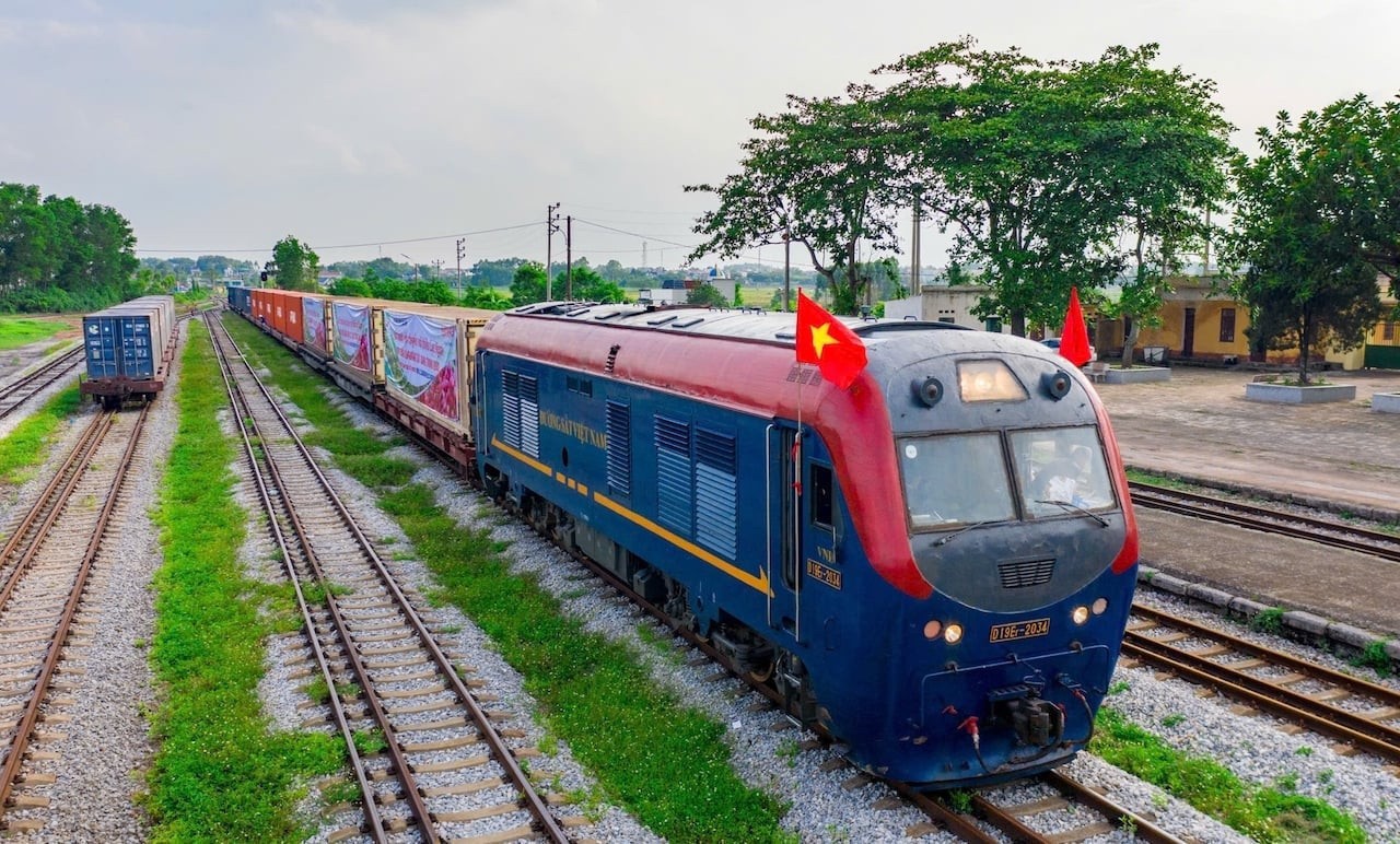 Việc đầu tư dự án tuyến đường sắt Lào Cai - Hà Nội - Hải Phòng ước tính tạo ra khoảng 90.000 việc làm trong thời gian xây dựng. Ảnh: Báo Lào Cai
