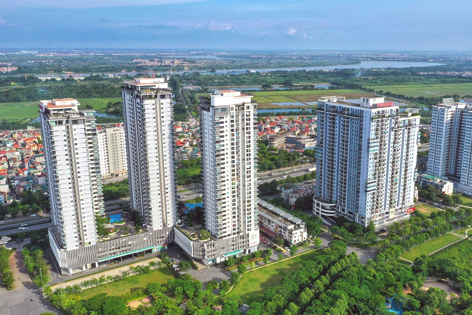 Theo Hội Môi giới Bất động sản Việt Nam, các cặp vợ chồng có thu nhập 30 triệu đồng/tháng thuộc nhóm thu nhập cao nhất cũng khó mua được nhà ở Hà Nội hay TPHCM nếu khả năng chi trả tối đa theo quy tắc chi phí nhà ở không vượt quá 1/3 thu nhập. Ảnh: Vietnamnet