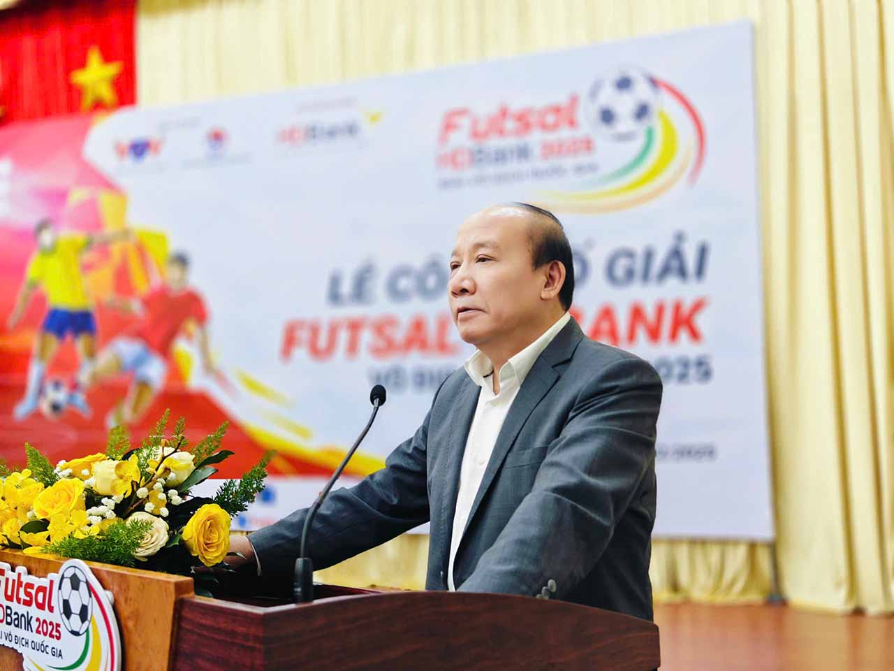 Ông Trần Minh Hùng, Phó Tổng Giám đốc Đài Tiếng nói Việt Nam, Đồng Trưởng ban chỉ đạo Futsal quốc gia 2025 phát biểu tại Lễ công bố