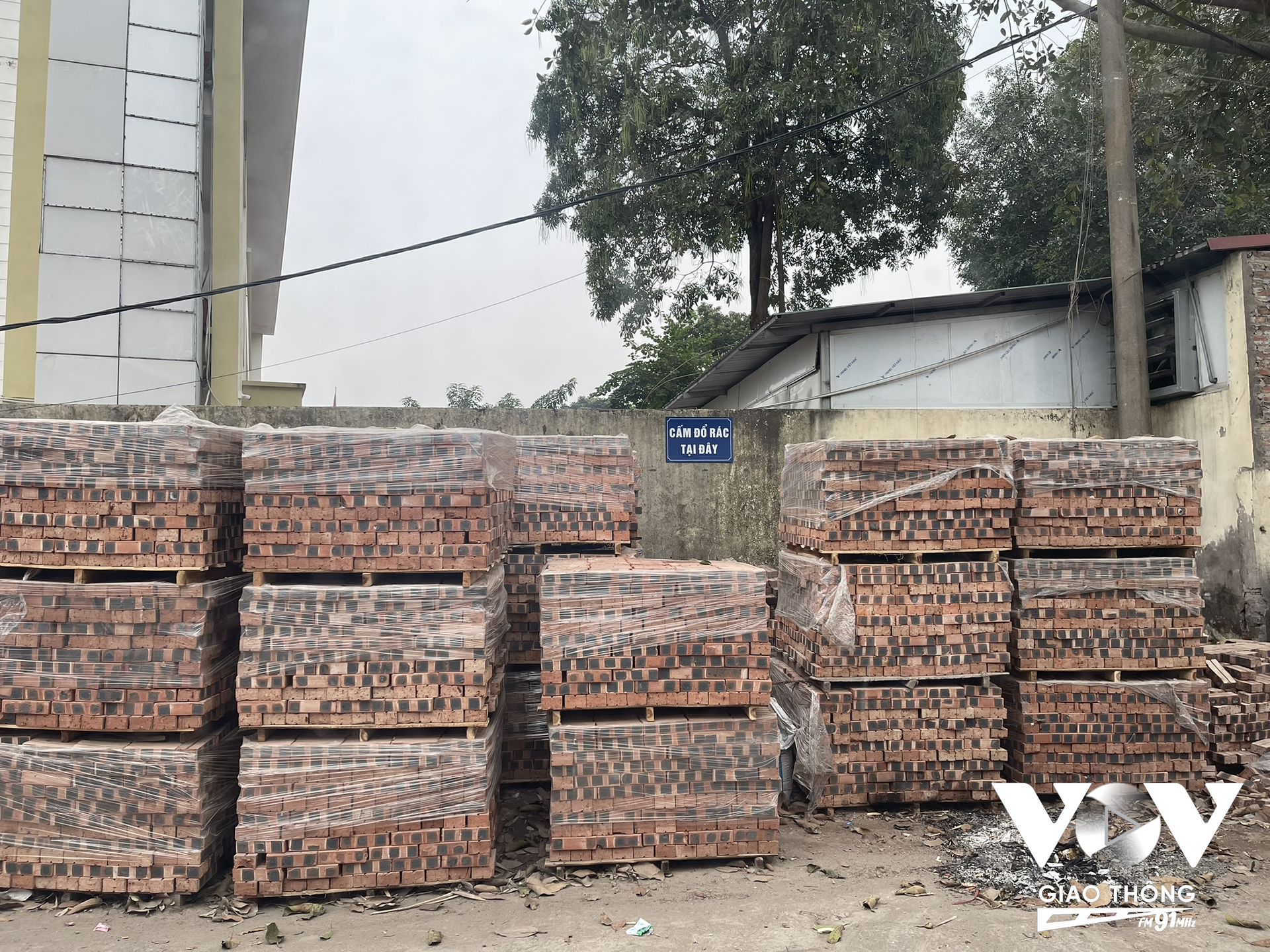 Có những chồng gạch xếp cao hơn đầu người lớn