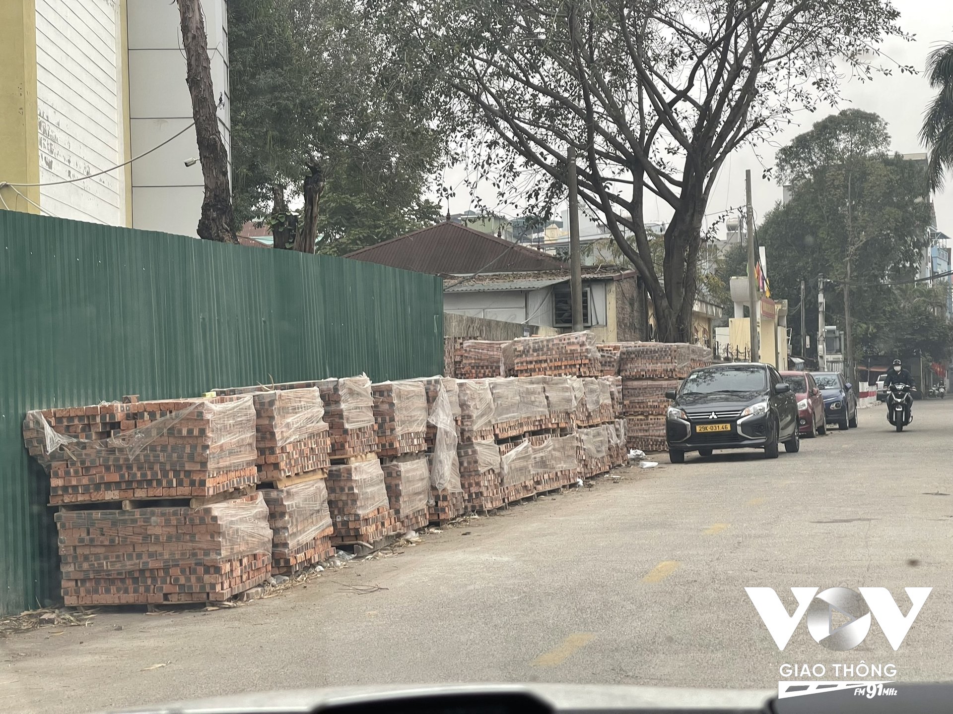 Gạch xếp tràn lan 2 bên đường