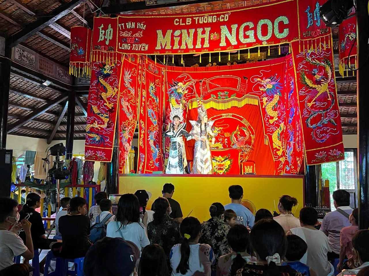 Điều làm nên nét đặc sắc của tục Kỳ Yên đó là phần Hội. Trong ngày lễ Kỳ Yên, hát xướng văn nghệ không chỉ để giải trí bình thường mà phải là chương trình văn nghệ có nội dung đạo lý, kết thúc có hậu.