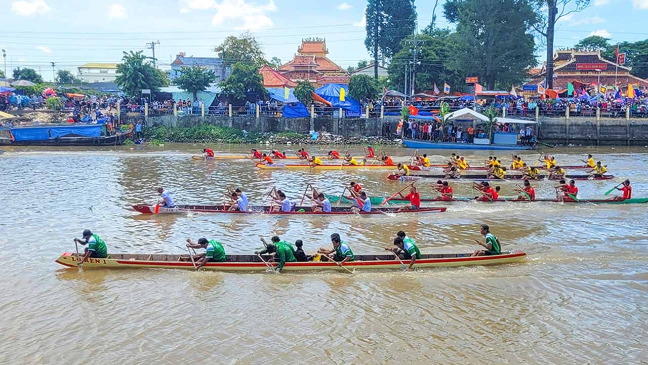 Có nơi còn tổ chức đua ghe, đua xuồng... góp vui cho Hội