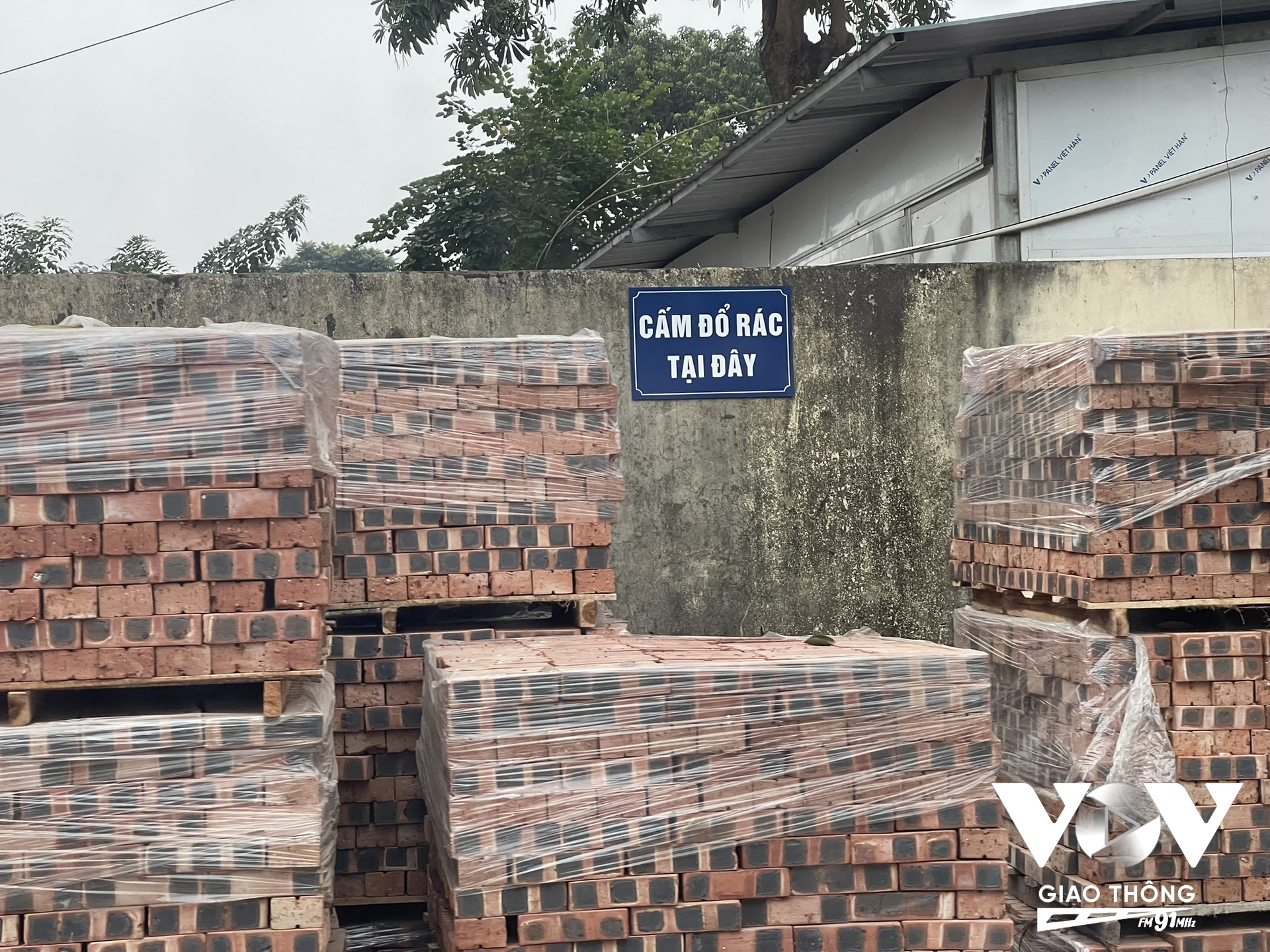 Được biết những chồng gạch này là của công ty CP Xây dựng và Thương mại Hiền Cương, nằm đối diện cổng trưởng tiểu học Xuân Đỉnh