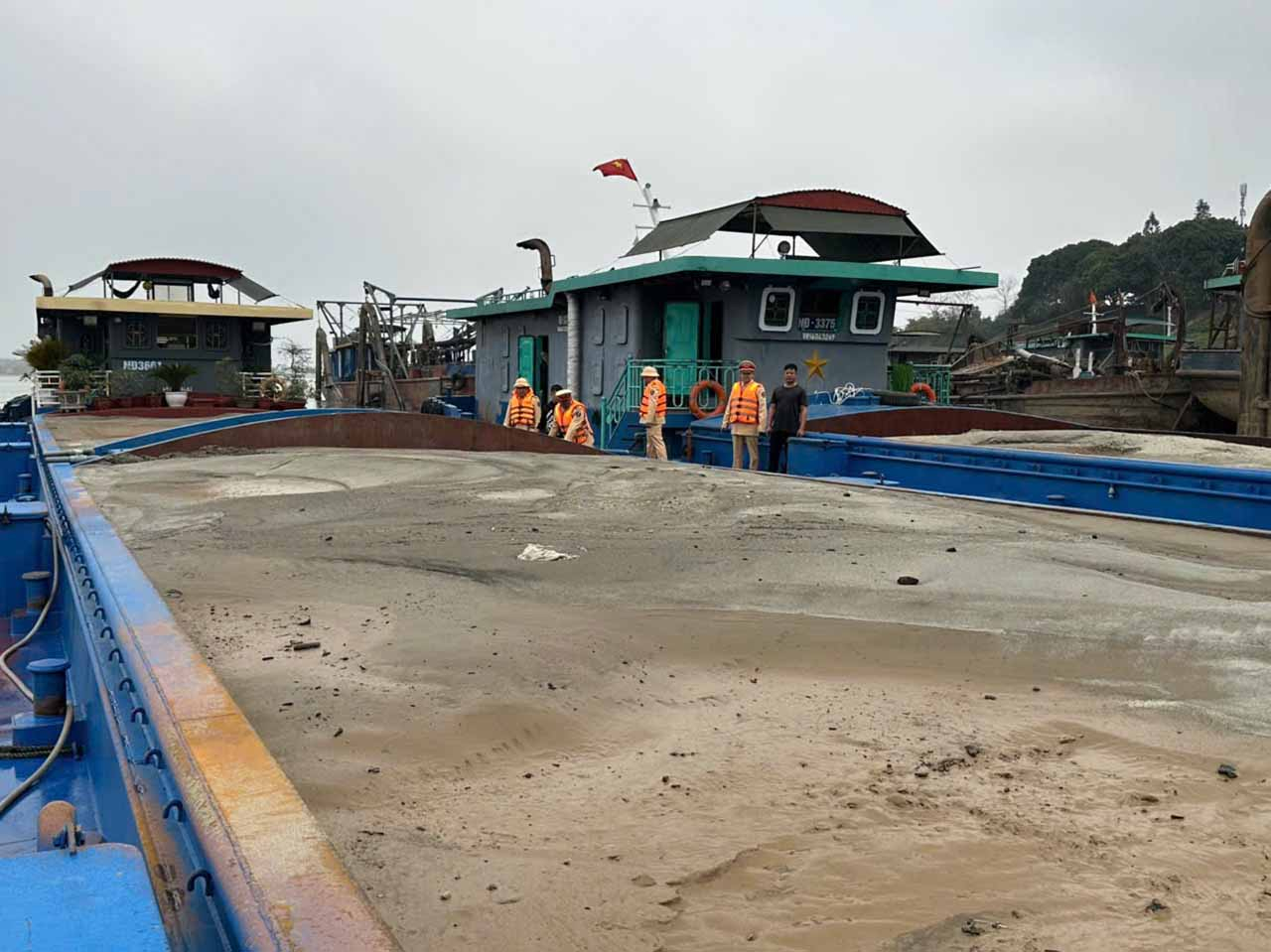 Lực lượng chức năng kiểm tra tàu phát hiện cát lậu