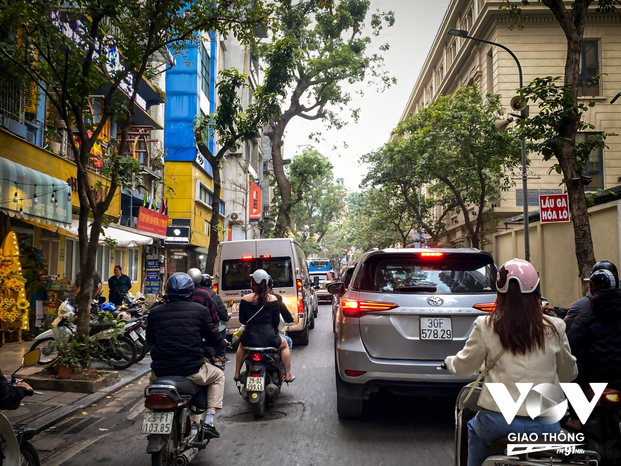 Trước thực trạng trên, UBND TP. Hà Nội đã chấp thuận đề nghị của Sở GTVT về phương án thí điểm hạn chế xe ô tô trên 16 hoạt động (trừ xe buýt, xe đưa đón học sinh) trong khu vực phố cổ và khu vực xung quanh hồ Hoàn Kiếm (Q.Hoàn Kiếm).
