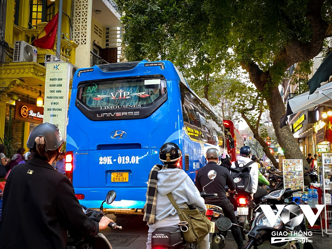Mặt đường hẹp chỉ có 2 làn xe, vỉa hè bị chiếm dụng để buôn bán đồng thời là tuyến phố giao thông một chiều.