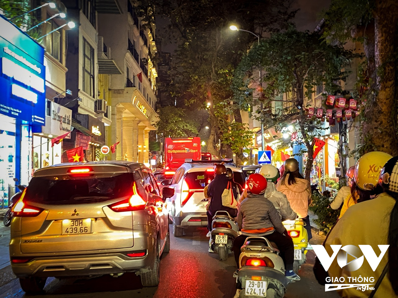 Chính vì vậy, mỗi khi có xe du lịch đi qua, hai con phố này lại rơi vào tình trạng ùn tắc.