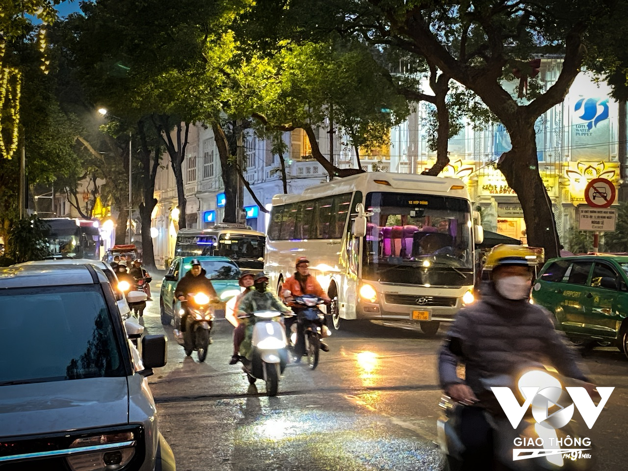 Theo Sở Giao thông Vận tải, việc cấm ôtô trên 16 chỗ hoạt động ở các khu vực nêu trên sẽ góp phần giảm ùn tắc trong khu phố cổ, đặc biệt là vào giờ cao điểm, góp phần cải thiện môi trường, giảm lượng phát thải, bảo vệ sức khỏe cộng đồng và giữ gìn không gian sống trong lành hơn.