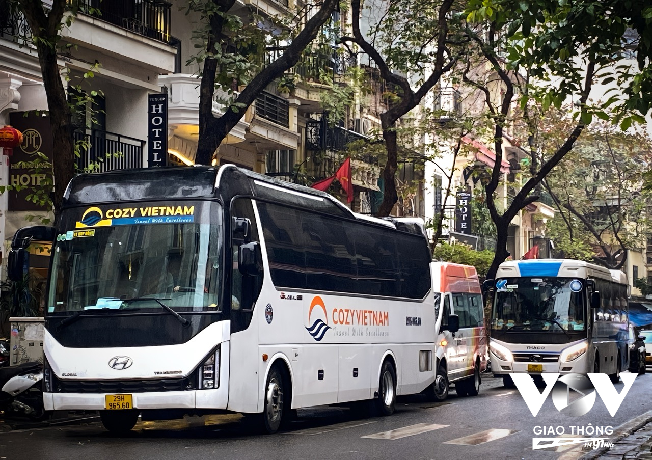 Những chiếc xe du lịch đủ màu sắc, đủ kích cỡ nối đuôi nhau, lấn chiếm, “dàn trận” trên mặt đường.