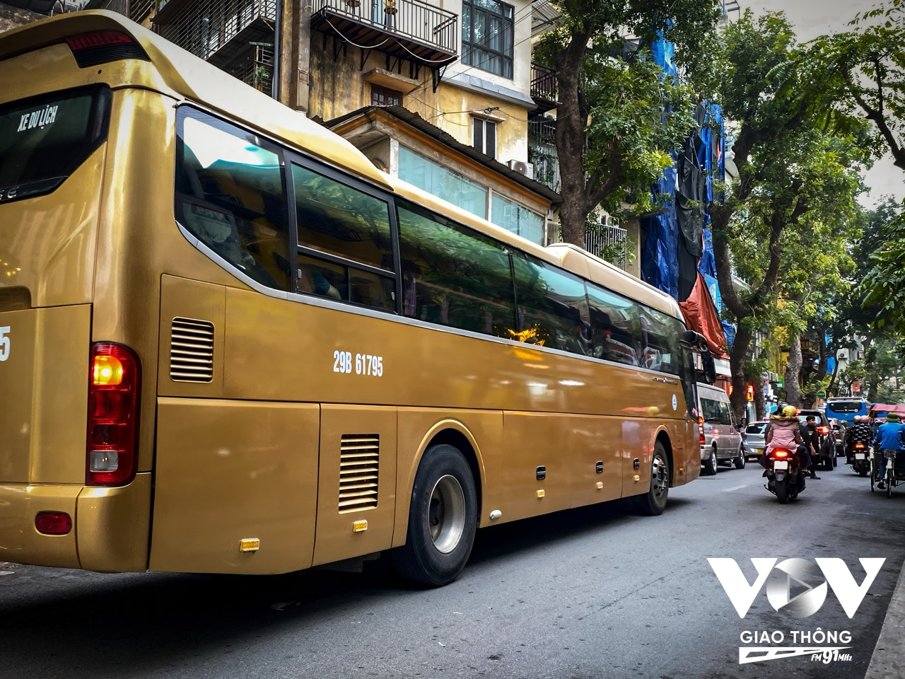 Đây là những hình ảnh không khó để bắt gặp vào khoảng 7h30 đến 8h sáng mỗi ngày tại khu vực tại khu vực phố cổ Hà Nội và xung quanh Hồ Hoàn Kiếm. Bởi đây là thời gian mà hàng loạt xe du lịch trên 16 chỗ bắt đầu hoạt động đón khách.
