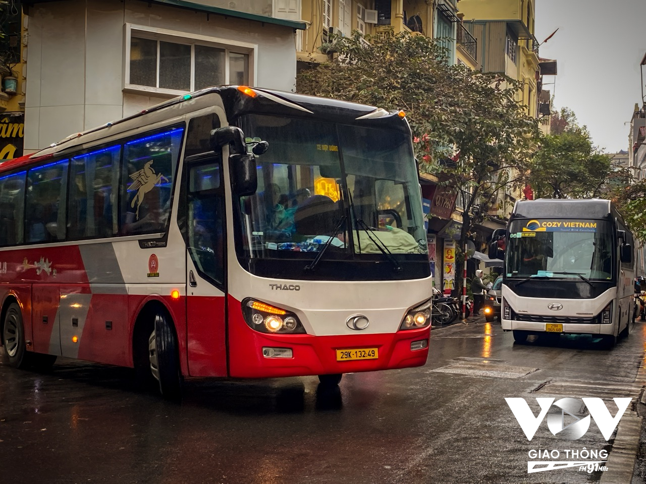 Bà Nhung - một người dân sống tại phố Hàng Bạc cho biết: “Một ngày có nhiều xe qua đây lắm, toàn xe to. Mỗi xe phải đến ba bốn chục người bên trong. Cứ mỗi ngày 2 đợt, 7h30 - 8h sáng là đón khách, tối từ 21h - 22h lại quay lại trả khách”