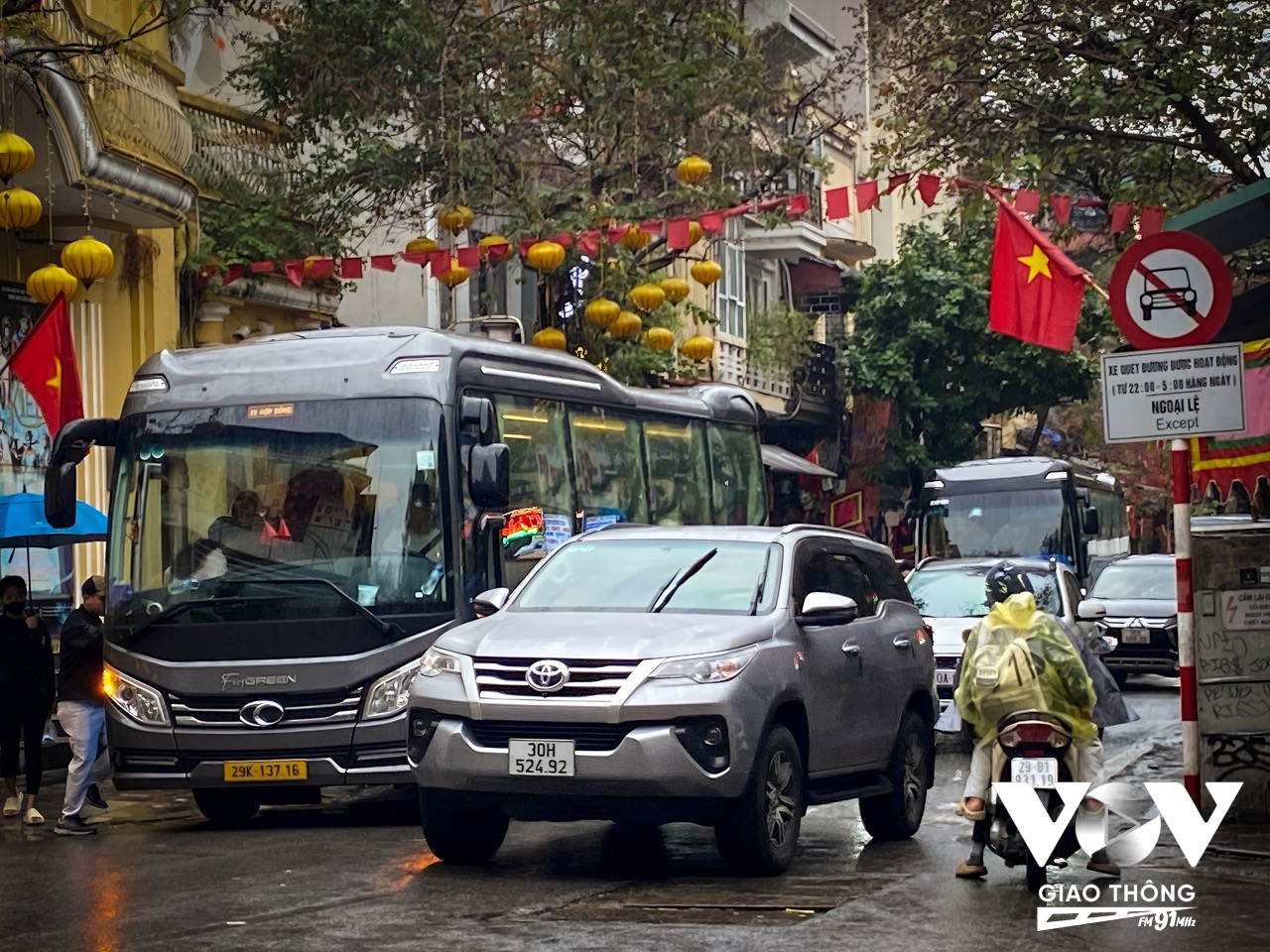 “Đường trong phố cổ thì bé, xe to đi vào tắc ơi là tắc. Đặc biệt là thứ 7, chủ nhật lại càng đông, người ta quây khu vực quanh Hồ Hoàn Kiếm làm phố đi bộ nên xe dồn hết sang đây. Bây giờ, cho được ô tô ra ngoài là tốt nhất” - Bà Nhung nói thêm.