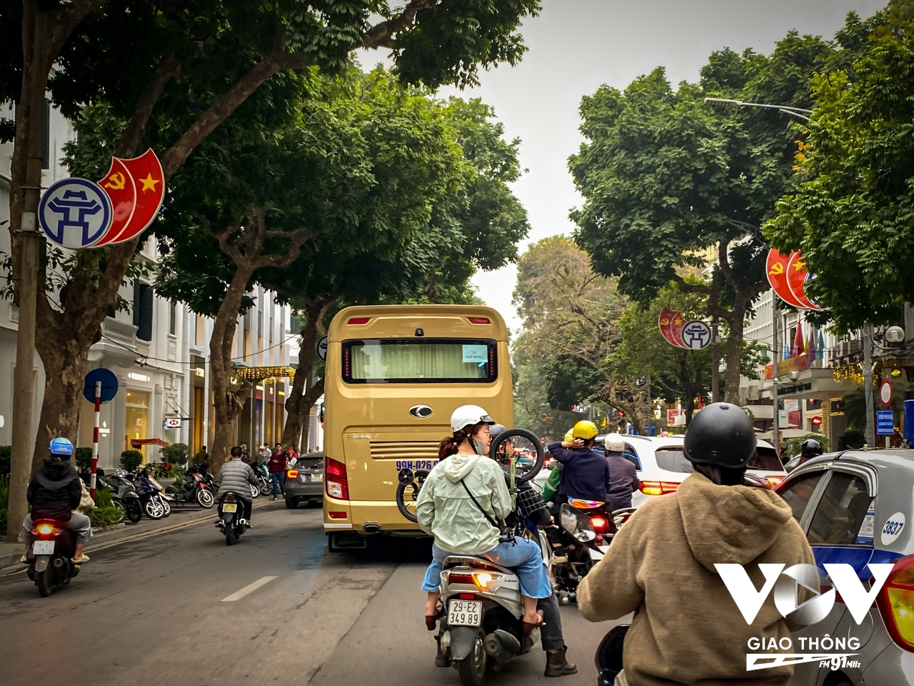 Không chỉ phố Hàng Bạc mà nhiều tuyến phố cổ khác cũng trong tình trạng ùn tắc mỗi khi có các xe du lịch trên 16 chỗ đi vào.