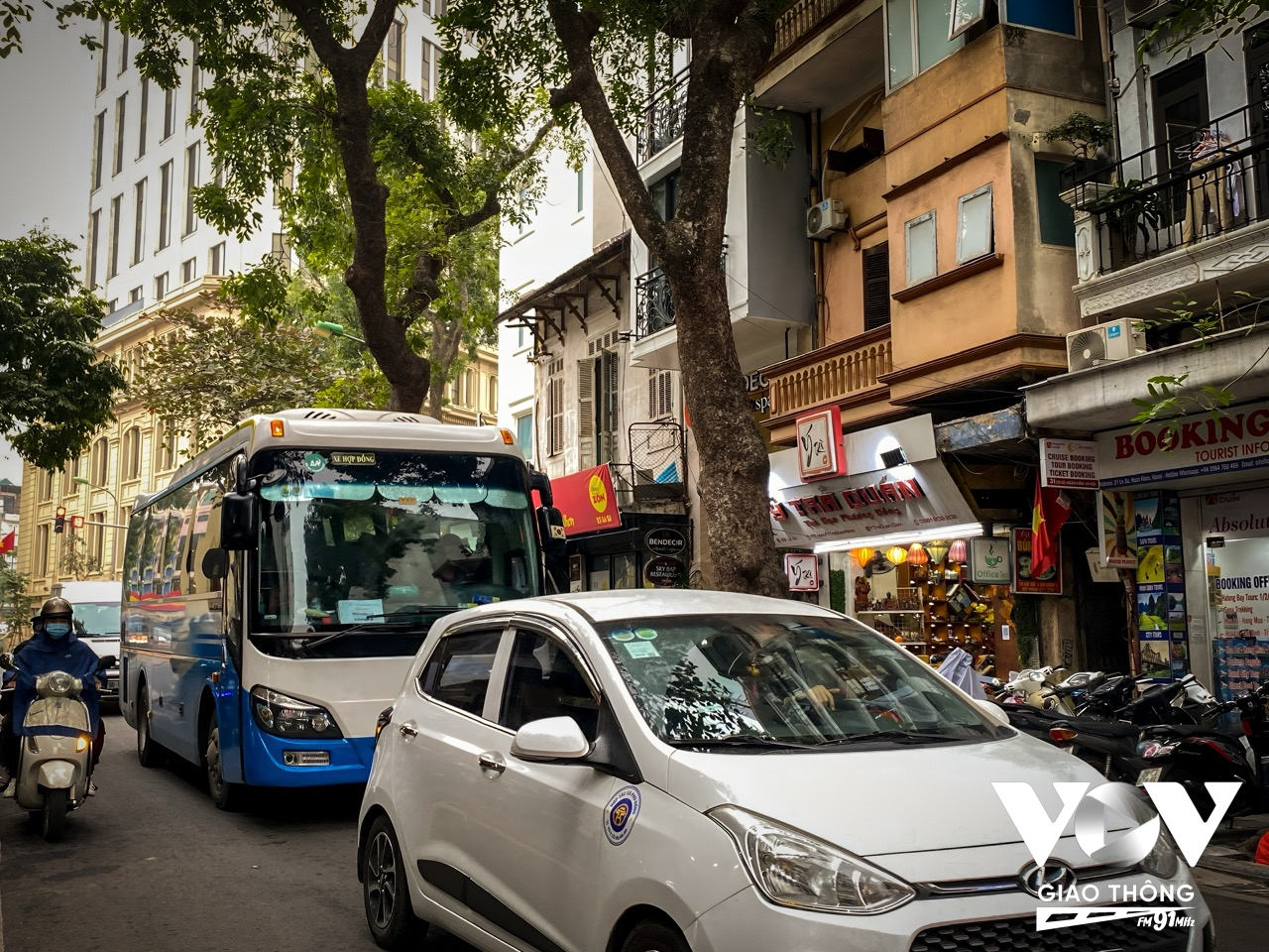 Xe 35 chỗ di chuyển trên phố Lò Sũ gây ùn tắc vào giờ cao điểm. Mặt đường hẹp, lượng xe tăng cao vào giờ cao điểm khiến giao thông tại con phố này trở nên rối loạn.