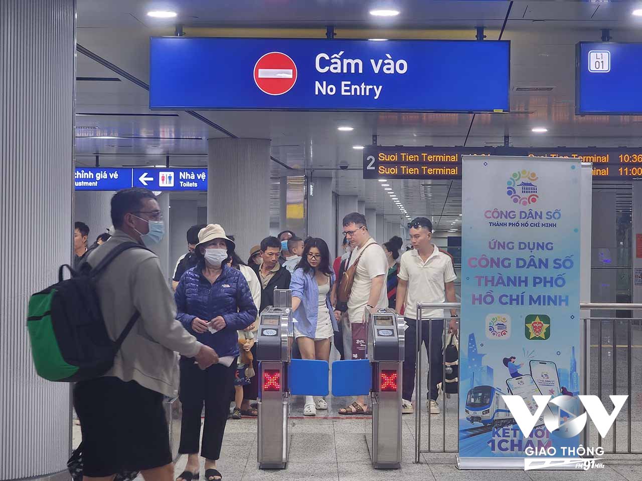 Lượng hành khách đi lại bằng metro vẫn tăng cao sau Tết.