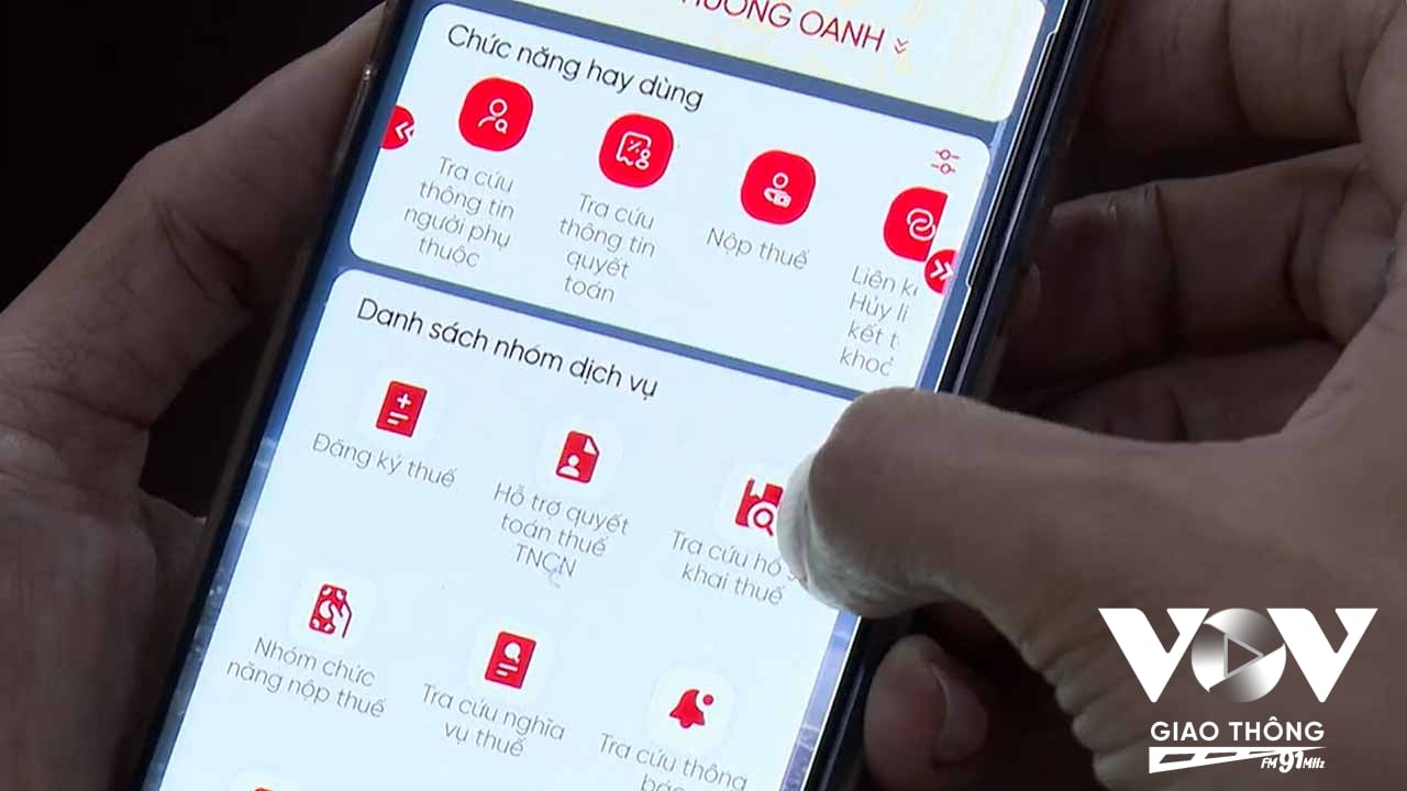 Tại Chi cục Thuế quận Bình Tân, người dân và doanh nghiệp đang được trải nghiệm cách kê khai và nộp thuế hoàn toàn mới nhờ ứng dụng eTax Mobile