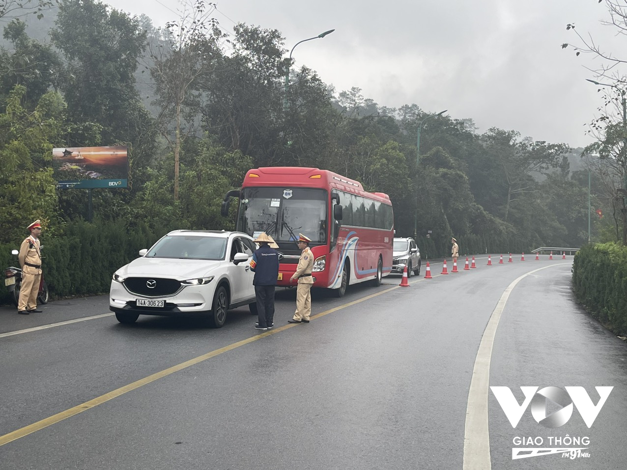 Trong 3 tháng diễn ra Hội xuân Yên Tử, Công an Thành phố Uông Bí bố trí tối đa quân số chốt trực và tuần tra kiểm soát; đồng thời phối hợp với lực lượng CSGT – Công an tỉnh Quảng Ninh phân luồng, phân tuyến tại các điểm di tích và các tuyến giao thông kết nối với Khu danh thắng Yên Tử. Ảnh minh hoạ