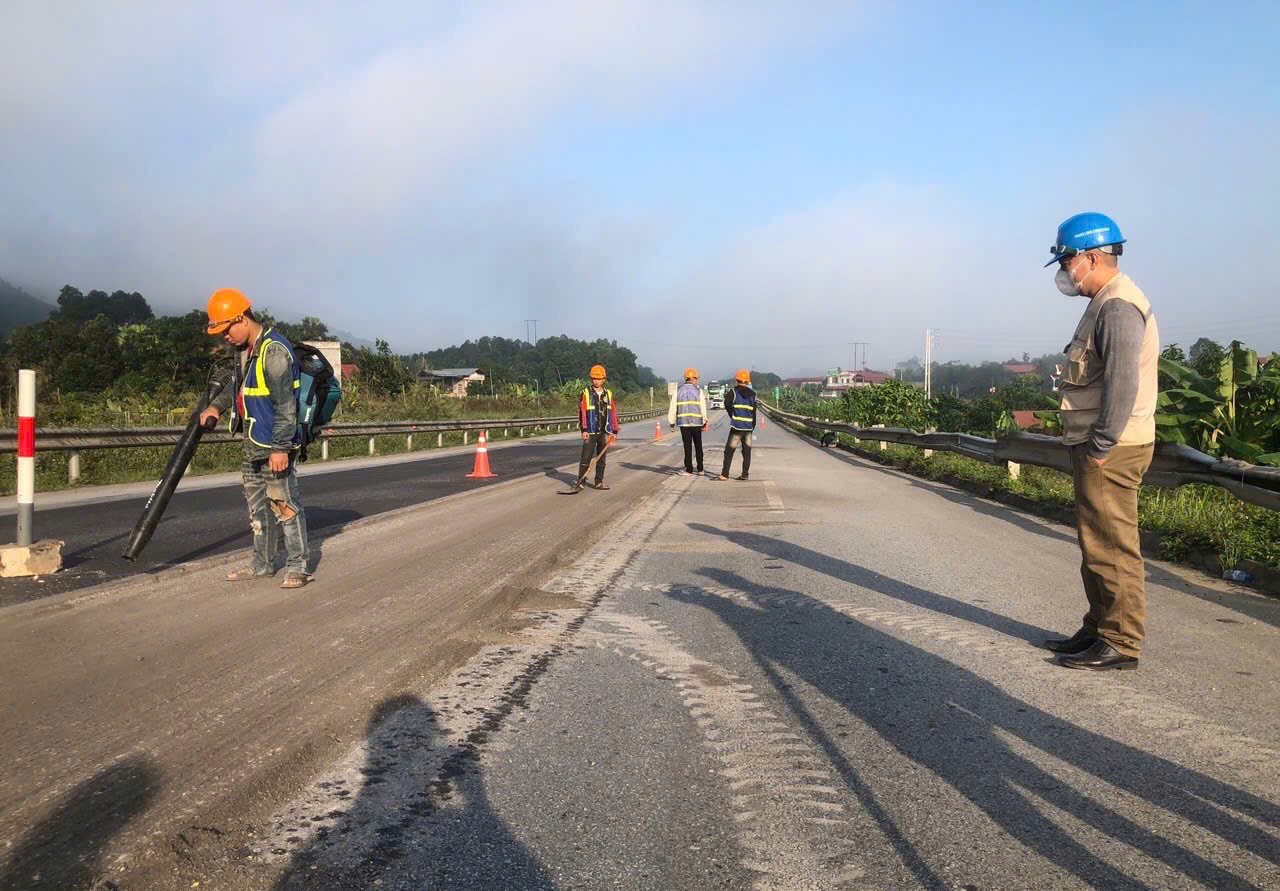 Công nhân sửa chữa mặt đường cao tốc Hà Nội – Lào Cai