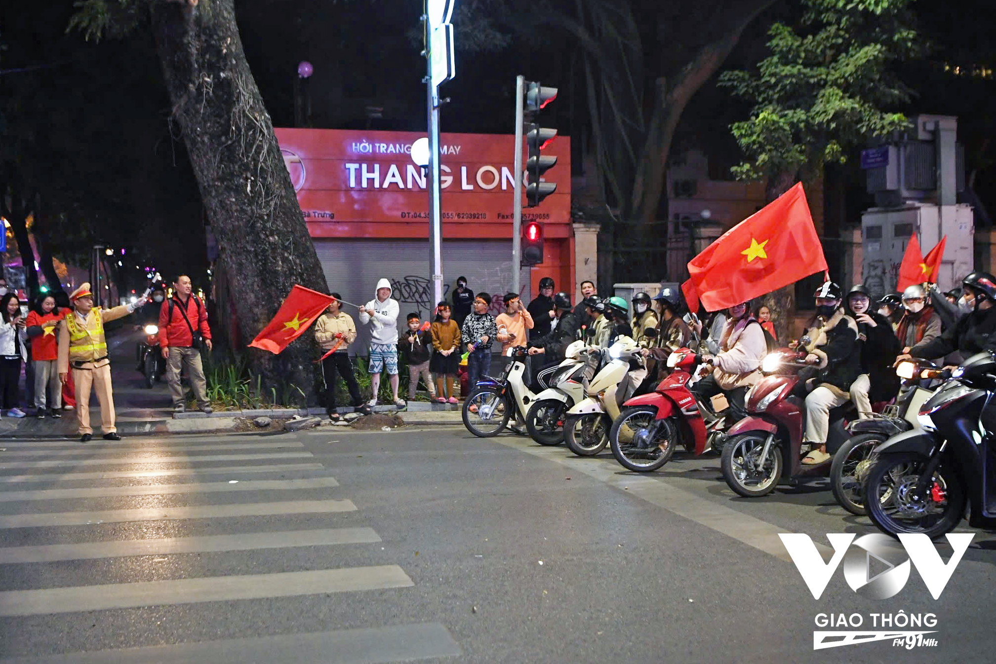 Đoàn đi bão mừng Đội tuyển Quốc gia Việt Nam vô địch vẫn dừng xe thẳng hàng trước vạch ngã tư khi tín hiệu đèn giao thông chuyển đỏ, điều mà những năm trước đây hiếm thấy.