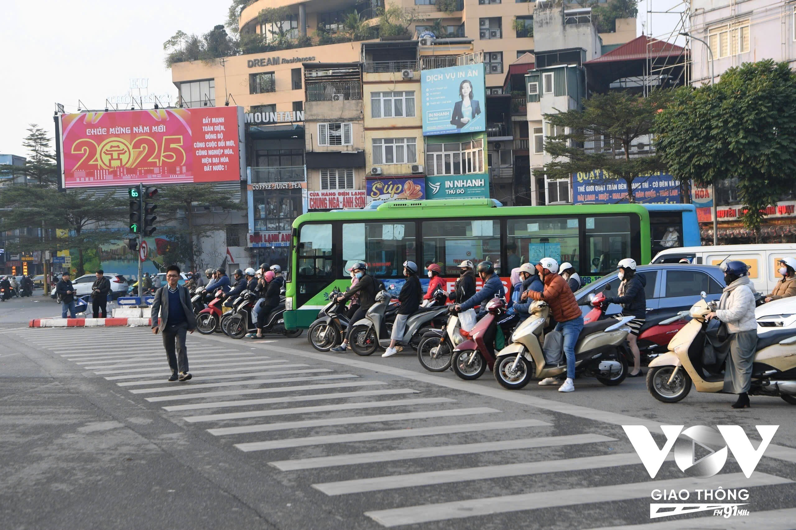 Người dân có thể tự tin qua các nút mà không còn lo sợ các phương tiện vượt đèn tín hiệu giao thông