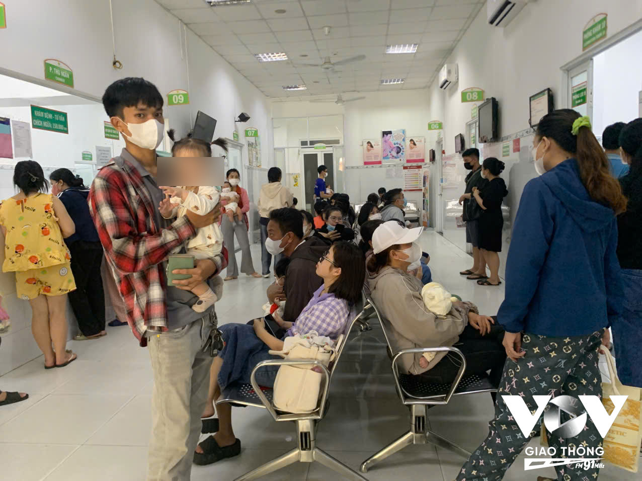 Nhiều phụ huynh đưa con đến các đơn vị tiêm chủng để chích ngừa cúm mùa