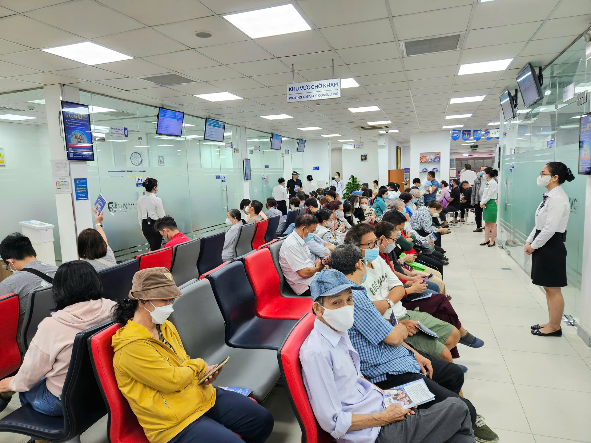 Nhiều trung tâm tiêm chủng trên cả nước tấp nập người đến tiêm phòng cúm trong một tháng trở lại đây, có nơi lượng khách tăng gấp 3 lần so với trước Tết (Ảnh: VOV)