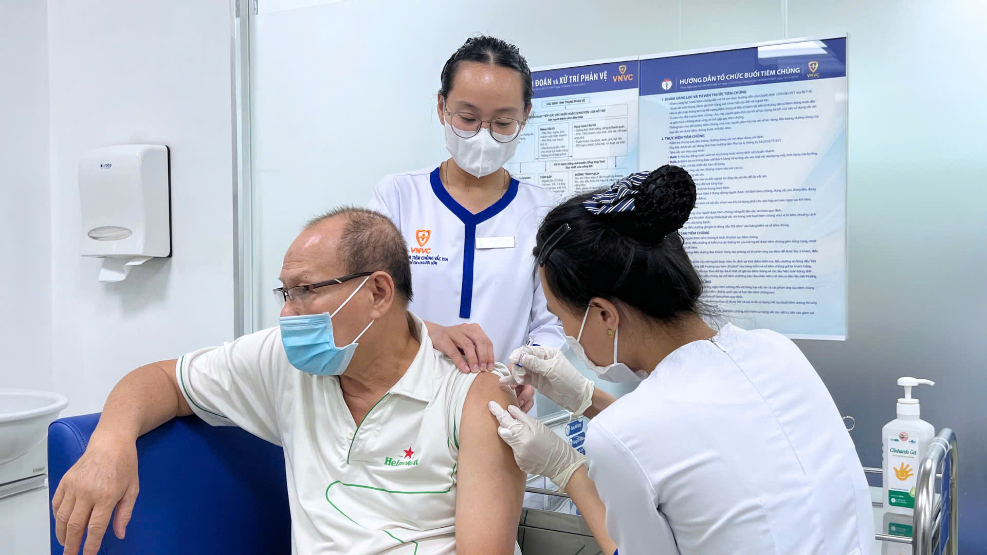 Cách phòng tránh cúm mùa cũng giống như các bệnh đường hô hấp khác, nhưng cần quan tâm hơn đến nhóm đối tượng người cao tuổi, người có bệnh nền, phụ nữ có thai và trẻ em (Ảnh: VOV)